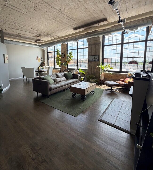 Building Photo - 17 N Loomis St