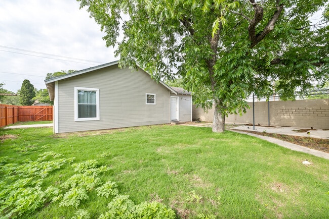 Building Photo - 418 Montecito Dr
