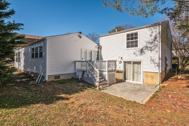 Building Photo - This beautiful well kept single-family hom...