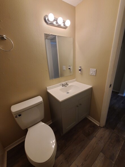 Master bath - 222 Thorntree Pl
