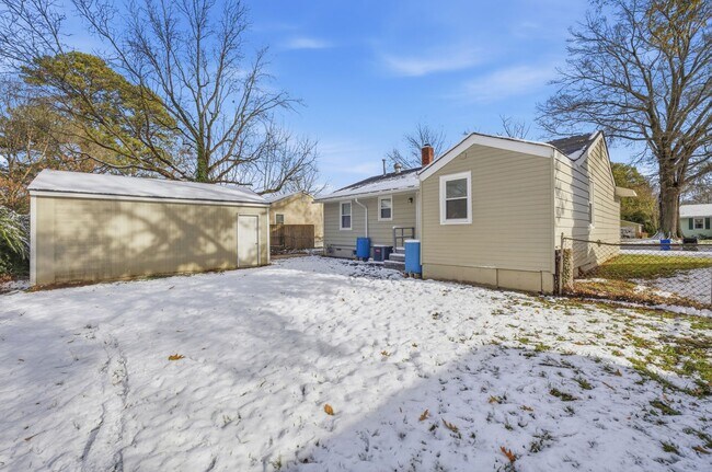 Building Photo - 723 Woodfin Rd