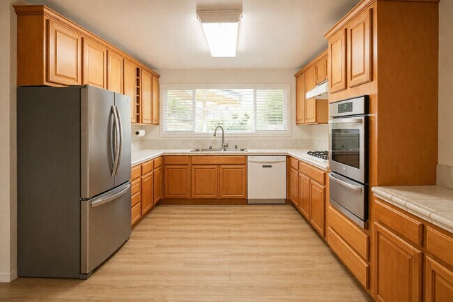 Building Photo - 4-Bedroom House with Fenced Backyard **Fresh Paint and New Flooring