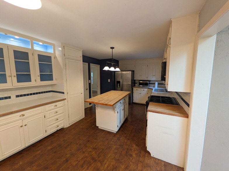 Kitchen with lots of cabinet space. - 4515 West 72nd Terrace