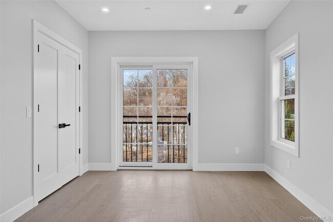 Building Photo - 10 Market St