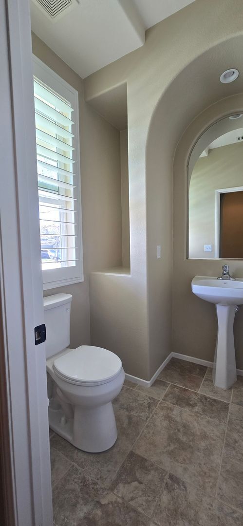 Building Photo - Pristine Chapman Heights Home on Golf Course!