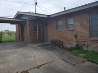 Building Photo - 2301 N Parkwood Dr