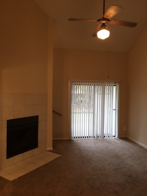 Building Photo - 2 bedroom 2 bath Townhome!