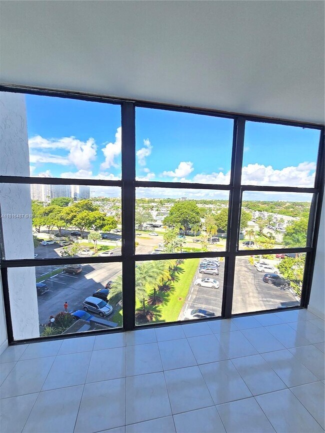 Building Photo - 1000 Parkview Dr