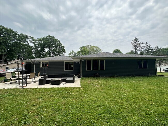 Building Photo - 6840 Haskell Dr