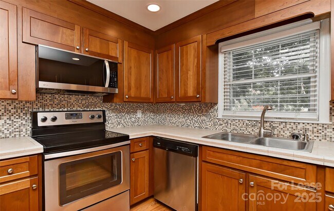 Building Photo - 420 Seneca Pl