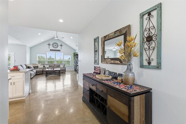 Building Photo - 152 Spring Hollow Trail