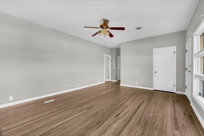 Building Photo - 780 Rossview Rd