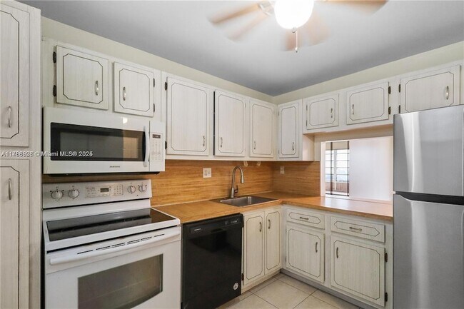 Building Photo - 8421 Lagos De Campo Blvd
