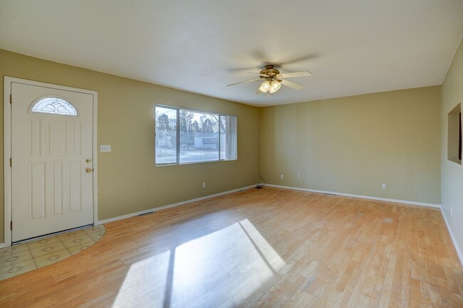 Building Photo - Home for Rent Near Willow Lake!