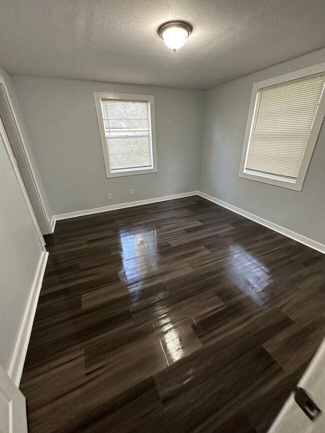 Building Photo - Fully Renovated 2/1 Single Family Available Now!
