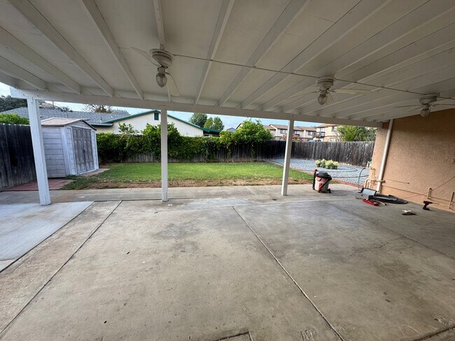 Building Photo - 5 Bedroom, 3.5 Bath, Beautiful 1,856 SQ FT...