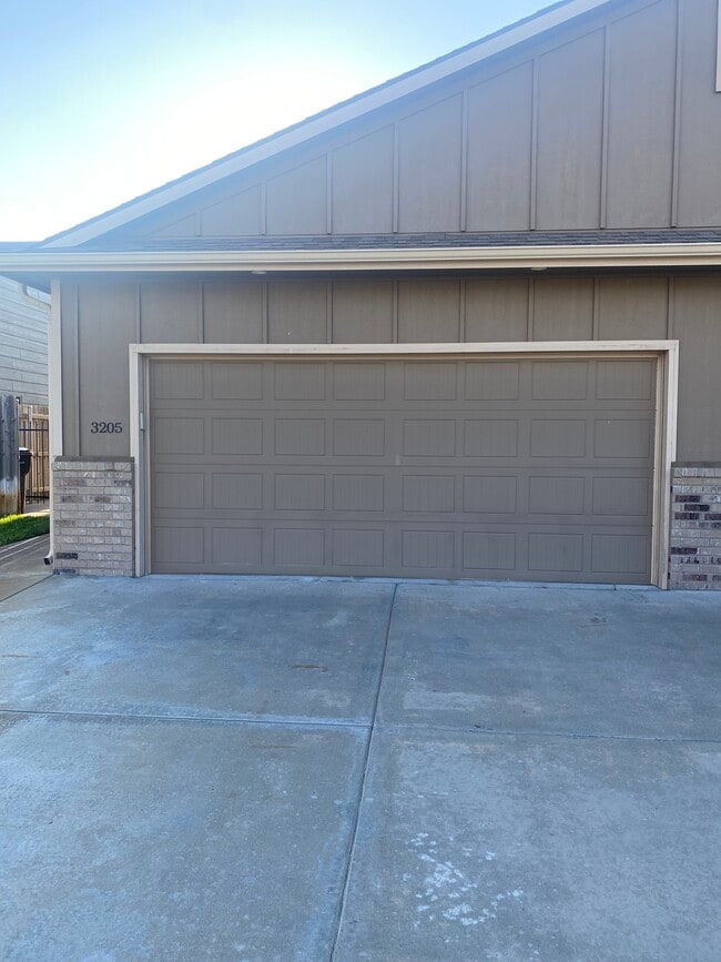 Building Photo - 3205 E Aster St