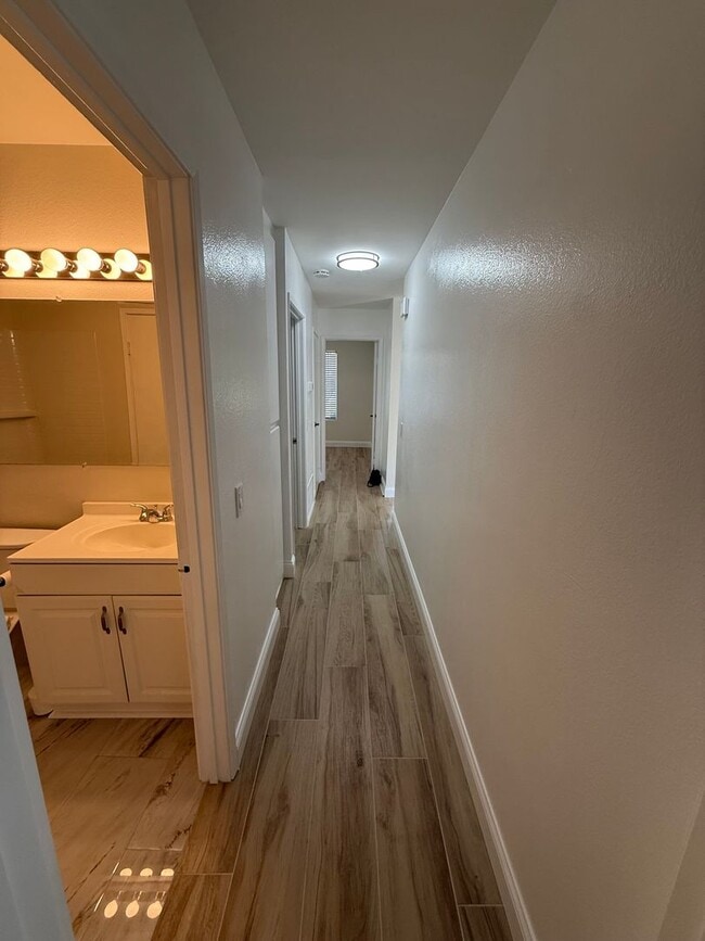 Building Photo - Remodeled 2-Bedroom Townhome in Tierrasant...