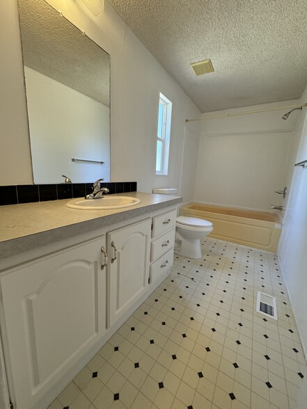 Master bath - 385 Dorman Ave