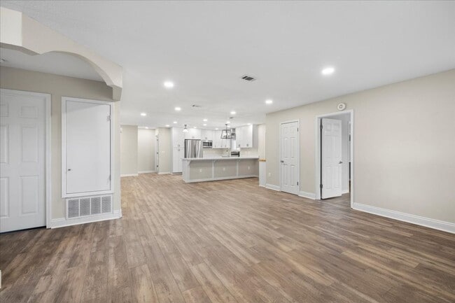Building Photo - AVAILABLE 9/19!! 3bed/2bath with flex spac...