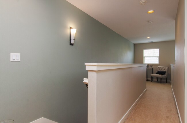 Building Photo - Large 3 bdrm / 2.5 bath with open floor pl...