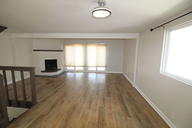 Building Photo - Oceanfront Silverstrand | 4 Bedroom + 3 Ba...