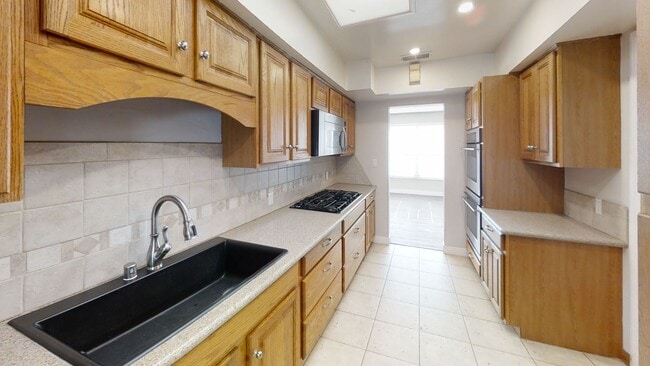 Building Photo - Renovated 3BD/1BA! Great Yard!