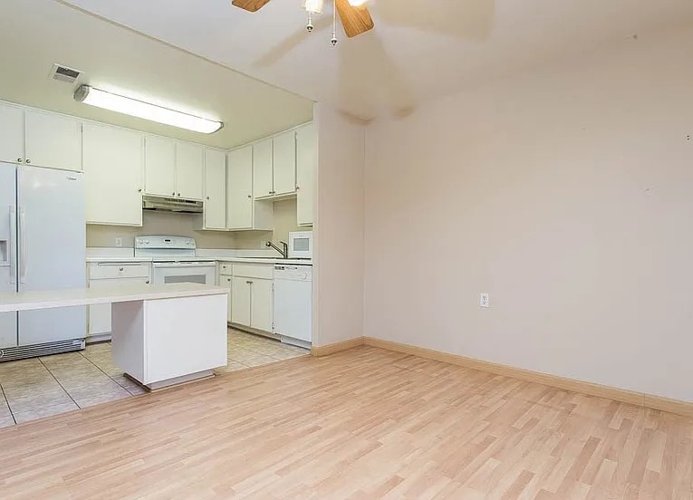 Building Photo - 801 Pinetree Cir