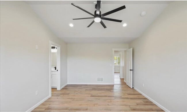 Building Photo - 323 Ashbrook Dr