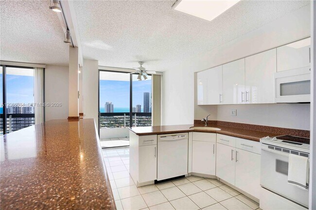 Building Photo - 3530 Mystic Pointe Dr
