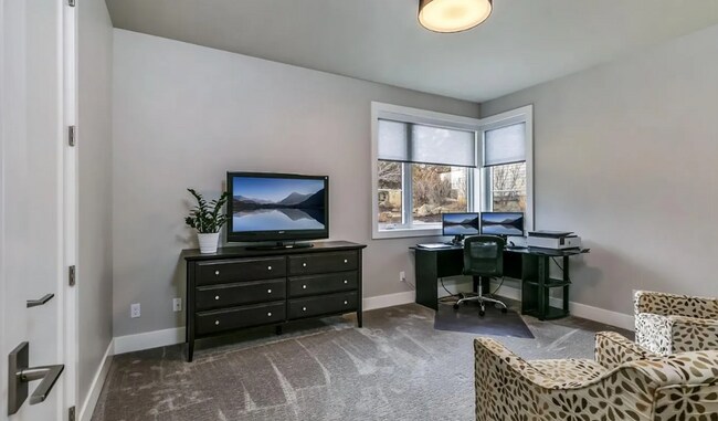 Building Photo - Beautiful and Spacious 3 Bed/2.5 Bath Home on 0.46 Acre Lot in SE Bend