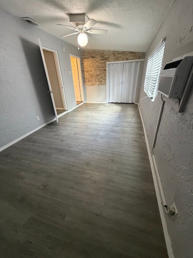 Building Photo - Welcome to St. Petersburg!!!