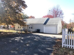 Building Photo - Charming home with a one car attached garage.