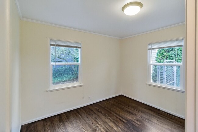 Building Photo - Great 2bd 1ba Cottage in Wedgwood