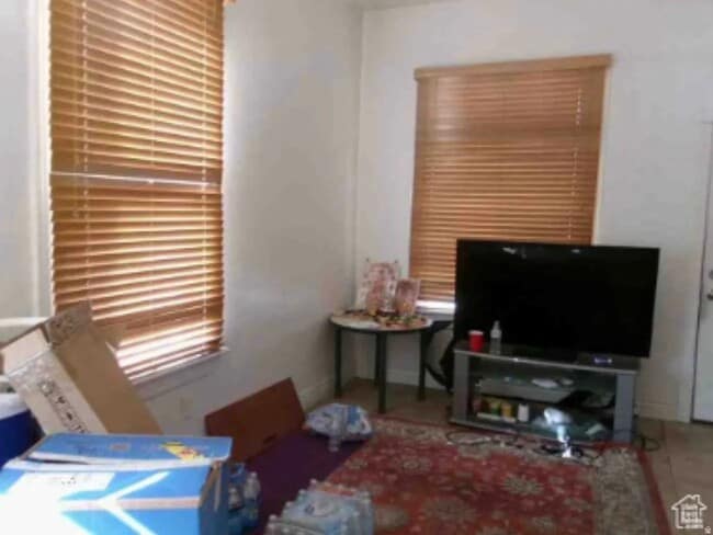 Building Photo - 862 E Menlo Ave