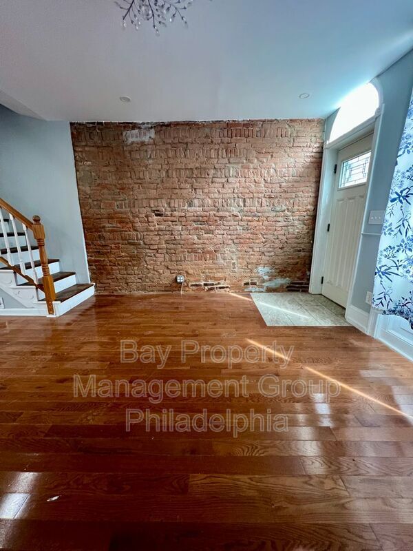 Building Photo - 827 Almond St