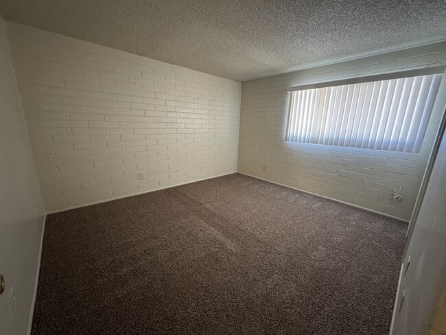 Building Photo - Holiday Gardens Townhome