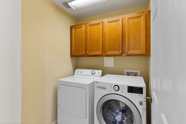 Building Photo - 6637 Alden Woods Cir