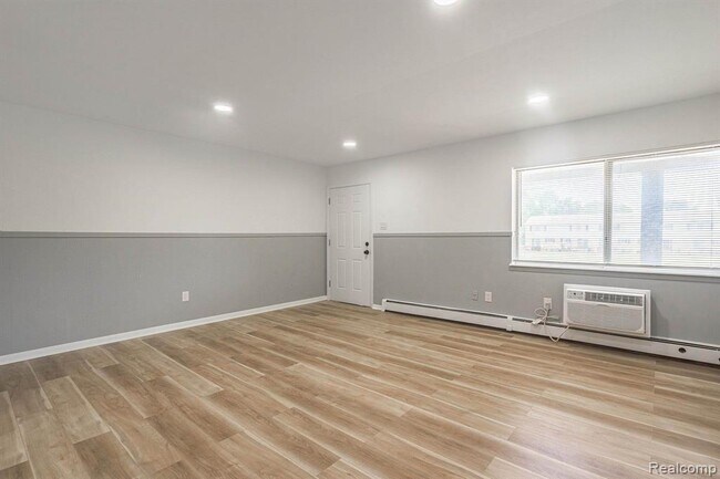 Building Photo - 2475 S Commerce Rd