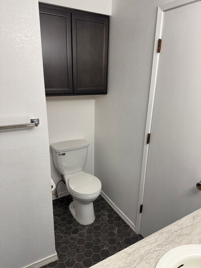 Building Photo - 2 bedroom 1 bath duplex in Springfield!