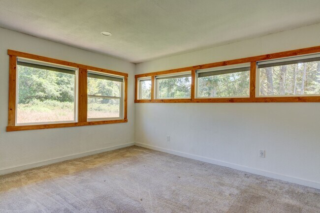Building Photo - 3 Bed 2 Bath on West Beach