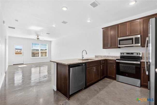 Building Photo - 620 Pacific Crest Trl