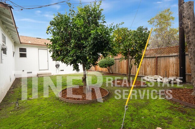 Building Photo - 2017 Buckeye Dr