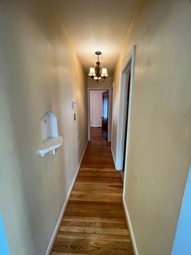 Building Photo - 4 bed 2 bath home centrally located