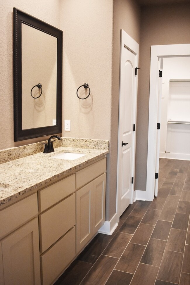 Building Photo - Luxurious  4 Bedroom, 3.5 Bathroom Home In Fayetteville!!  Minutes from the U of A!!