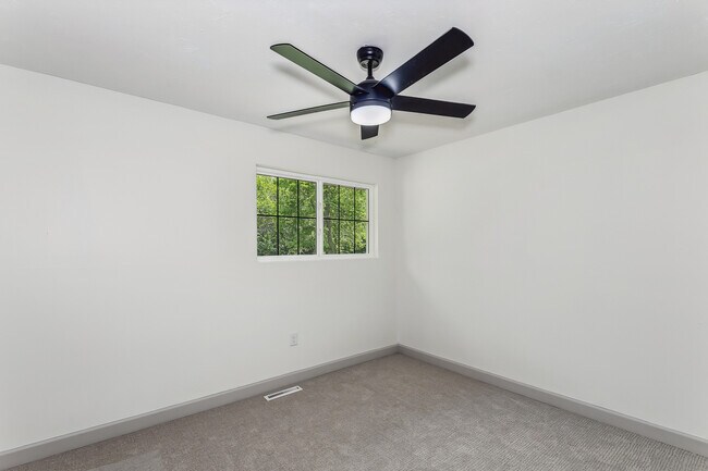 Building Photo - 2243 N Lynnwood Dr