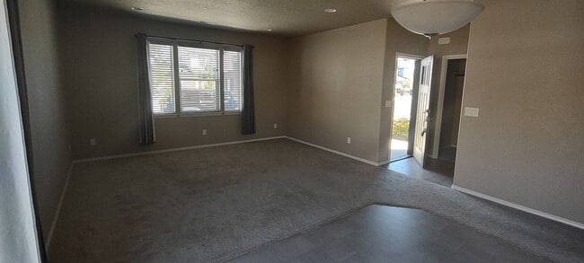Building Photo - Newer 3 Bedroom / 2 Bathroom Home In NW Re...