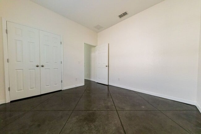 Building Photo - 2905 Whispering Trails Dr