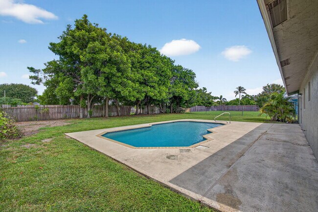 Building Photo - 316 La Mancha Ave