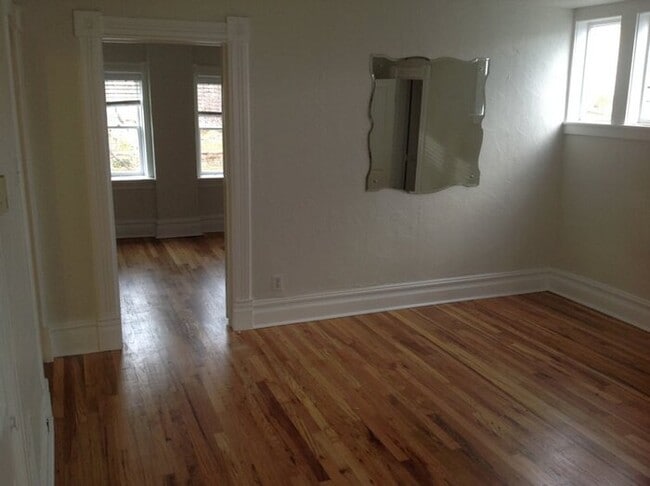 Building Photo - Avenues 2 bed upstairs unit